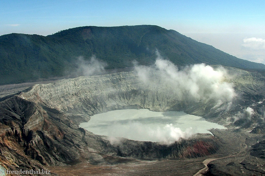 Blick in den Krater des Poás