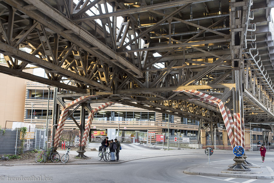 das Hochbahnviadukt beim Gleisdreieck in Berlin