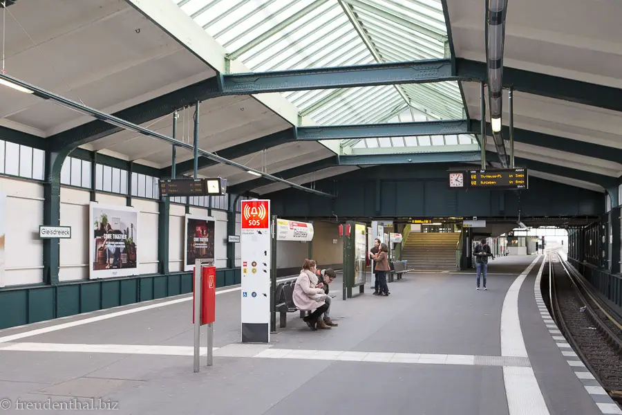 bei der Bahnstation »Gleisdreieck« in Berlin