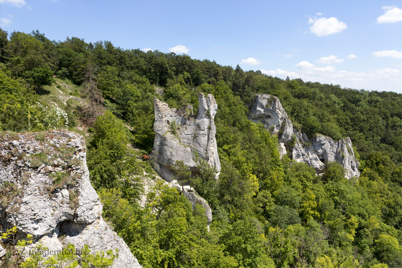 Aussicht vom Kloster-Felsenweg zur Ruine Gebrochen Gutenstein