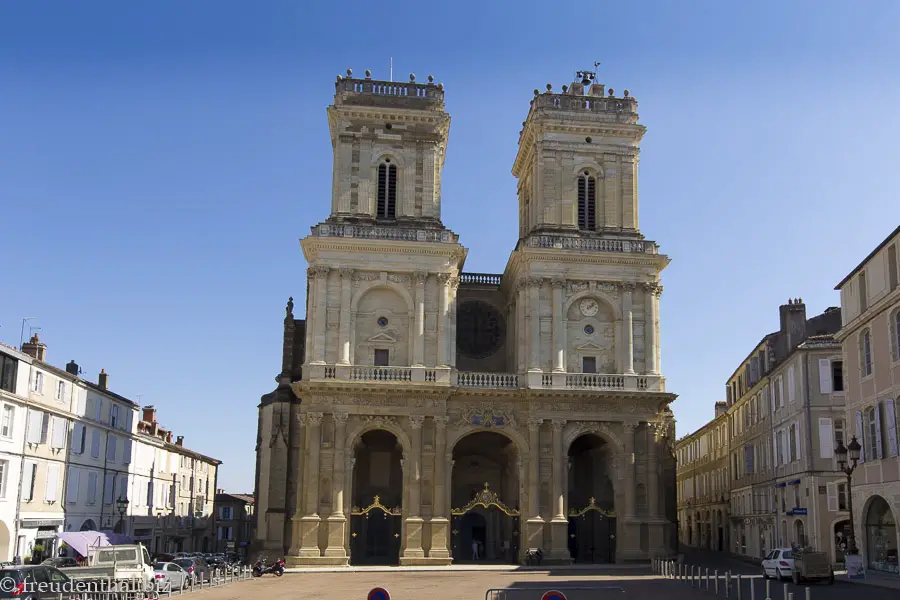 die Kathedrale Sainte-Marie am Place de la Republic von Auch