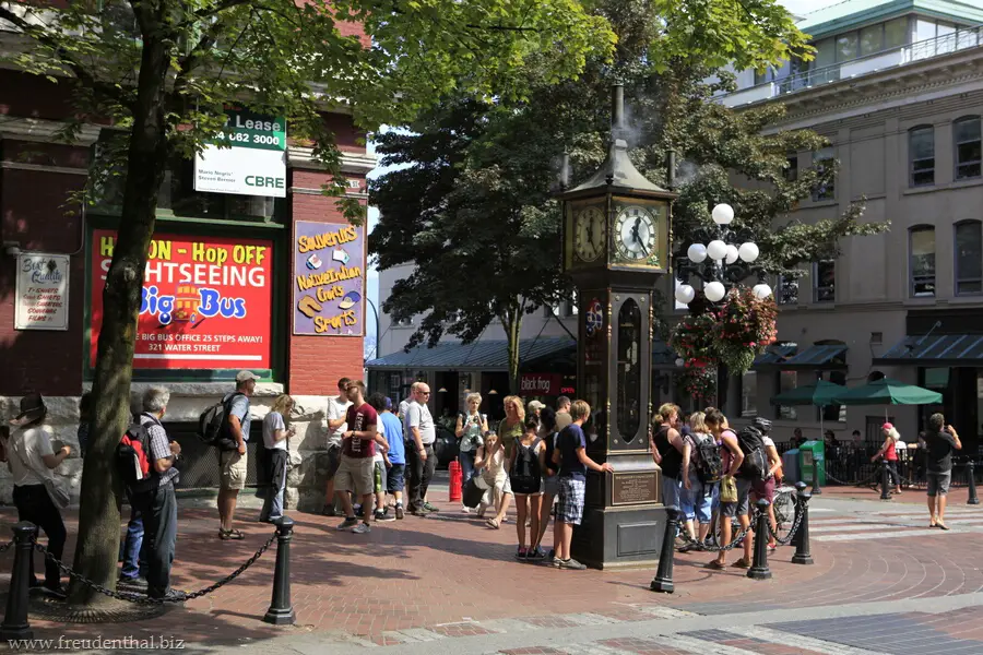 Touristen bei der Steam Clock in Vancouver