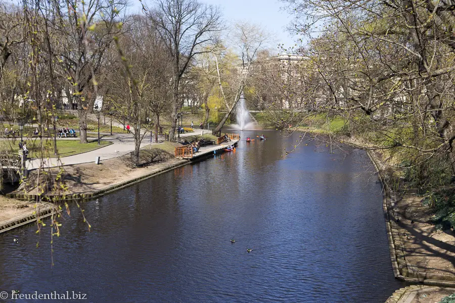 Der Stadtkanal im Schatten der Bäume