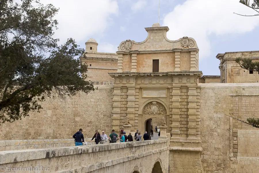 Brücke zum Mdina Gate, dem Eingang zur Altstadt.