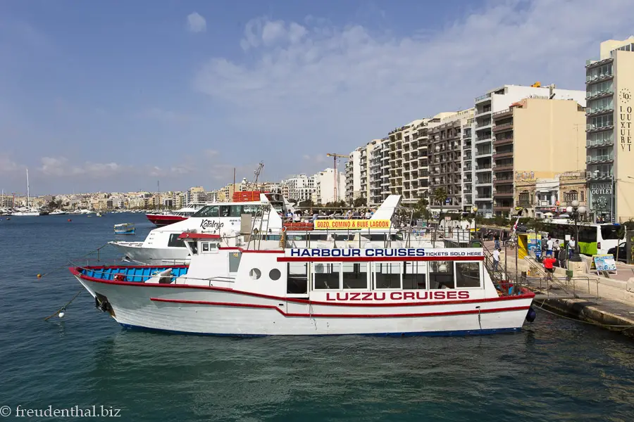 Ausflugsboote an der Hafenpromenade von Sliema