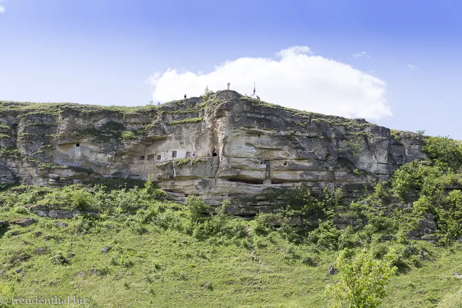 Der Blick zum Höhlenkloster von Orheiul Vechi von der Pestere-Landzunge aus.