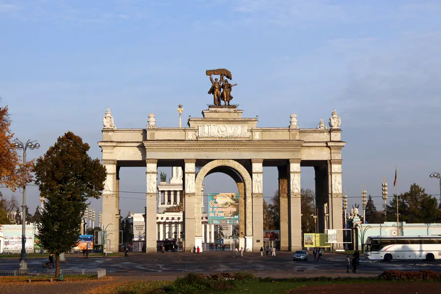 Denkmal »Der Bauer und die Kolchosbäuerin« beim WDNCH in Moskau