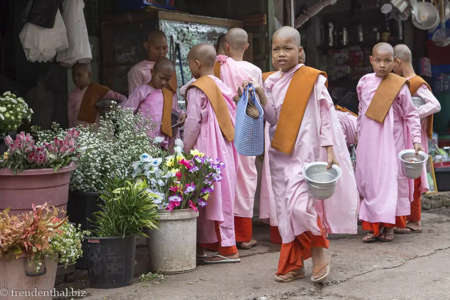 Mädchennonnen auf dem Markt von Hpa An