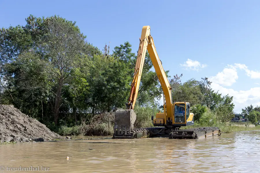 die Fahrrinne am Inle-See wird ausgebaggert