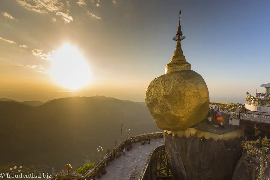 Ein Goldener Felsen schwebt im Sonnenuntergang bei Kyaiktiyo