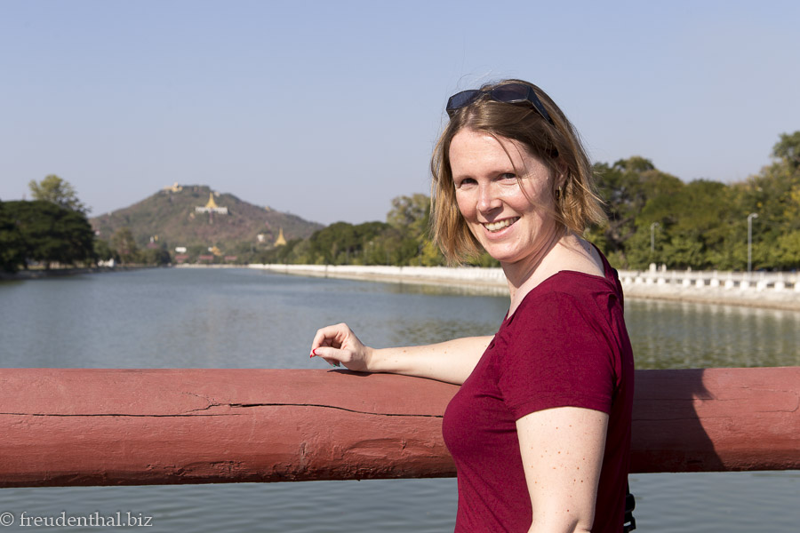 Anne vor den Toren des Königspalasts in Mandalay