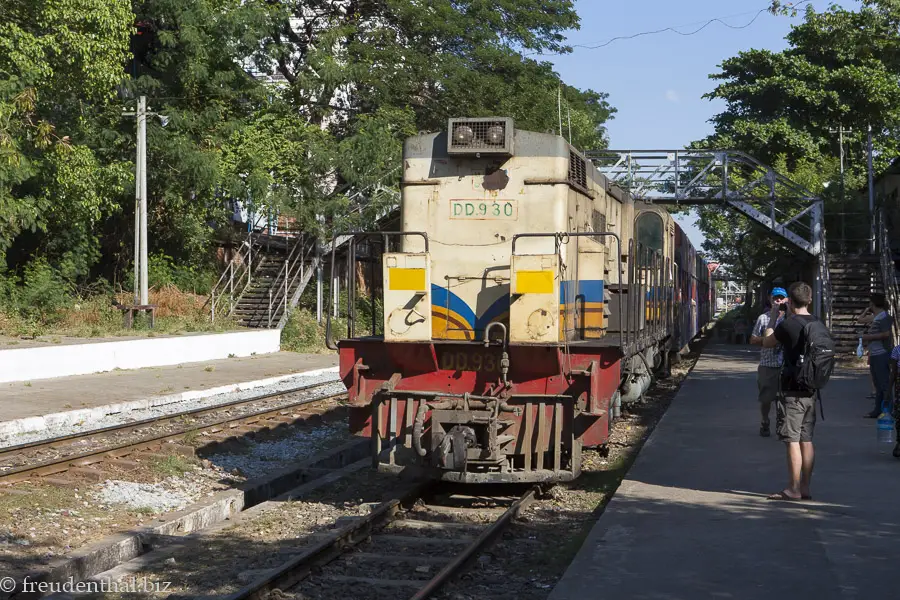 die Ringbahn von Yangon bei der Anfahrt