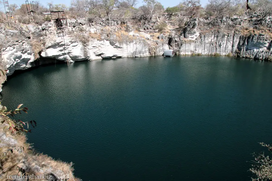 der fast kreisrunde Otjikoto Lake