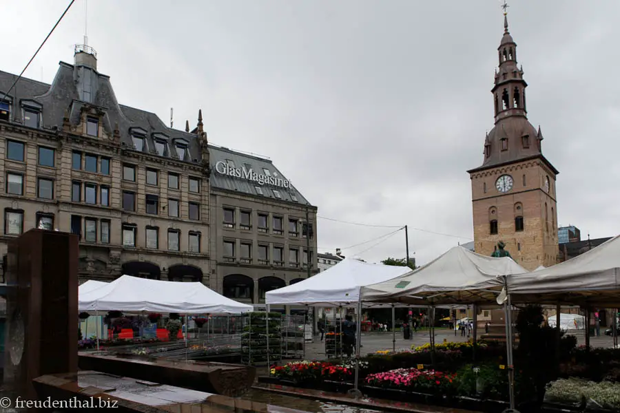 Blumenmarkt mit Domkirche