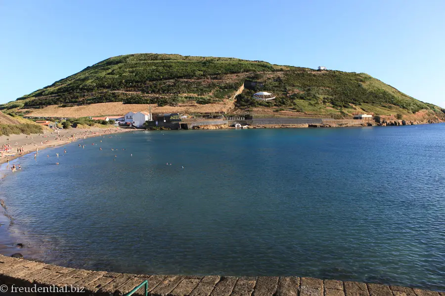 Blick über den Porto Pim zum Aussichtsberg Monte da Guia