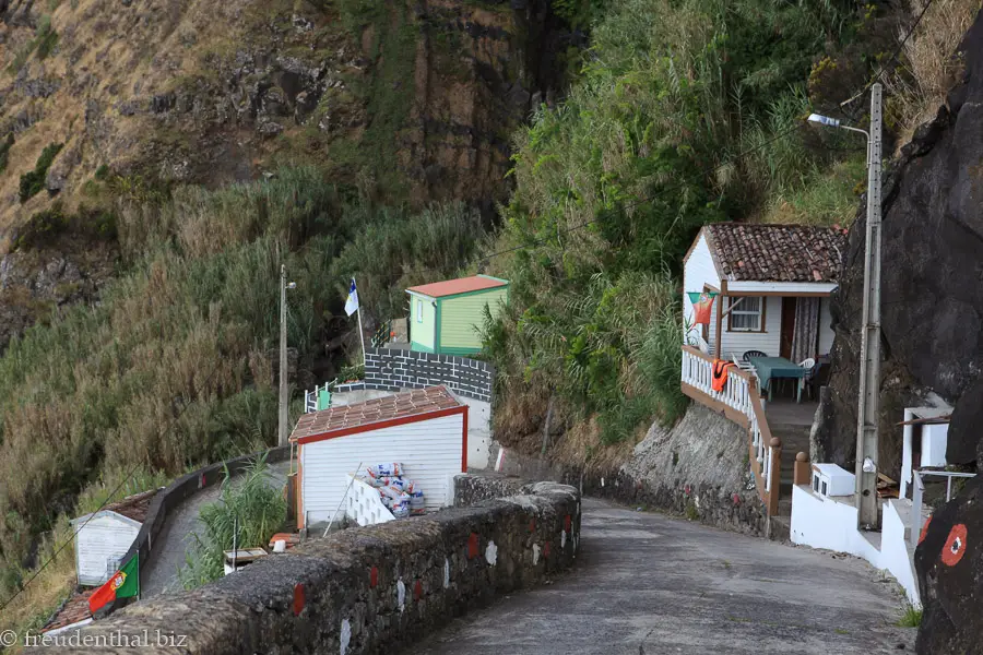 Die letzten Meter Straße zur Bucht beim Farol Arnel