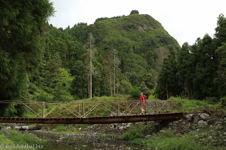 Brücke über den Zufluss in den Lagoa das Furnas