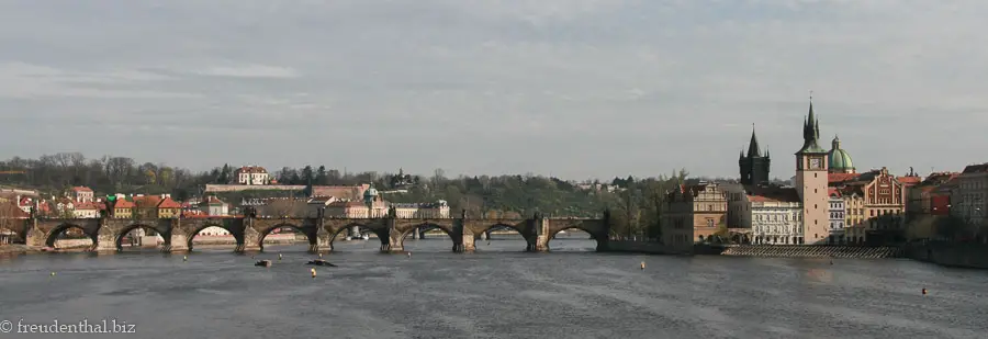 die Karlsbrücke verbindet die Altstadt (rechts) mit  der Kleinseite