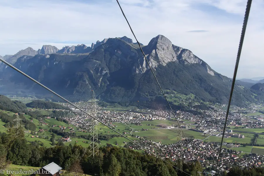 Blick aus der Gondel über Wangs zu den gegenüberliegenden Bergen