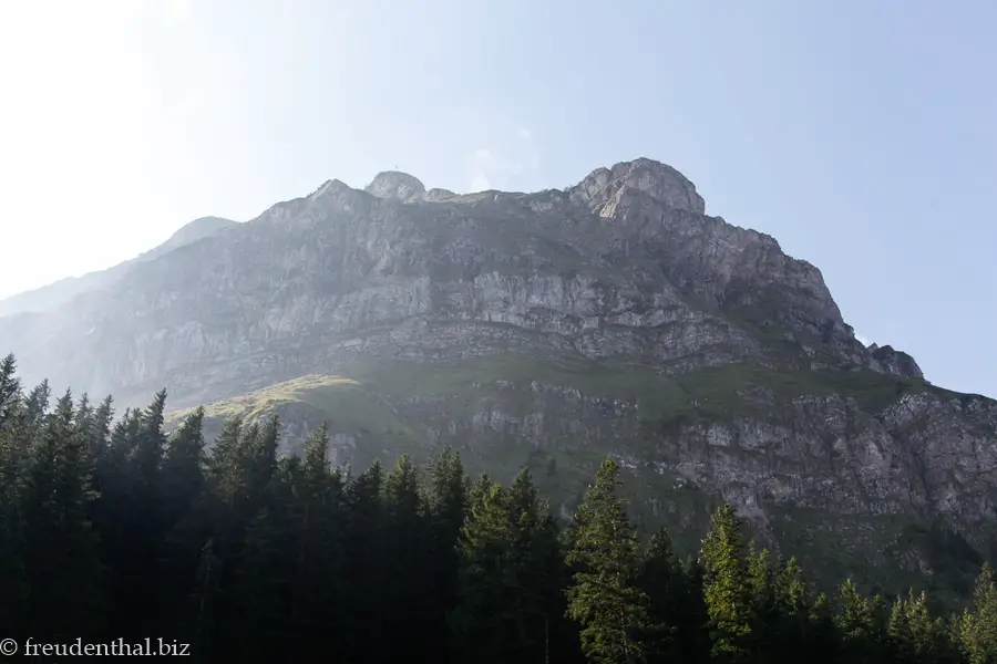 Blick auf den Alten Tomliweg und das Tomlishorn