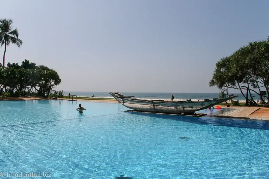 Blick über den Pool zum Meer