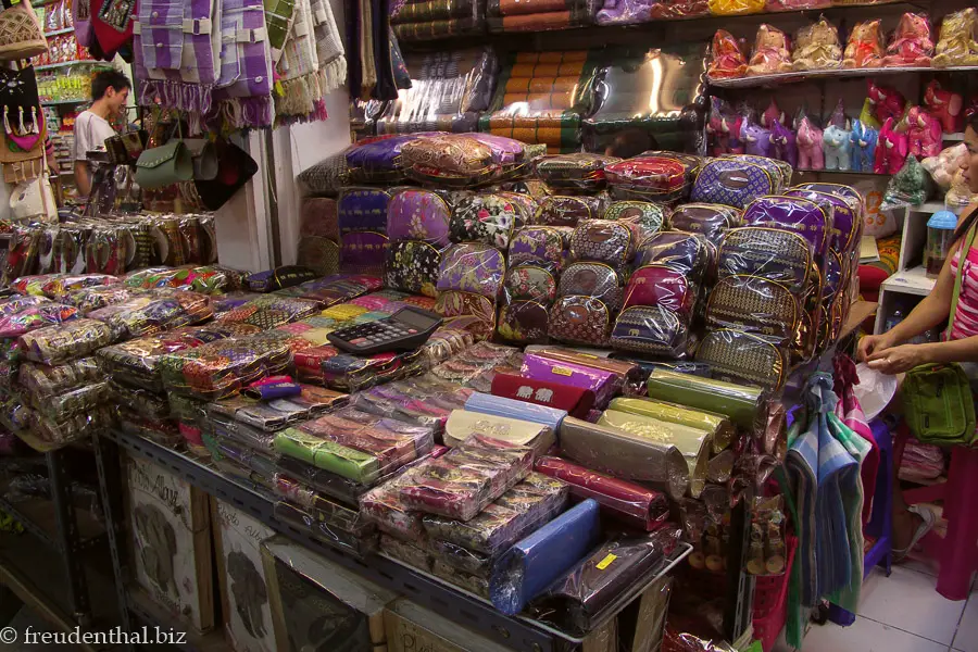 Stoffe auf dem Nachtmarkt von Bangkok