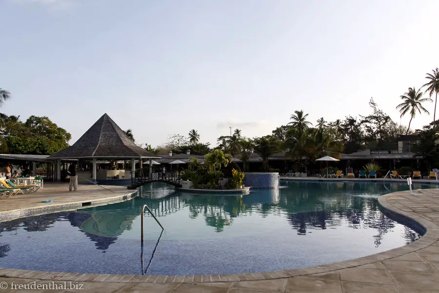 Pool vom Hotel Starfish Tobago