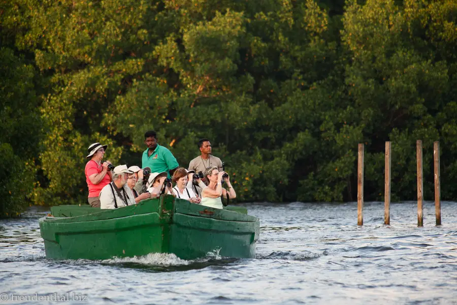 Ausflugsboot mit Sicherheitsabstand