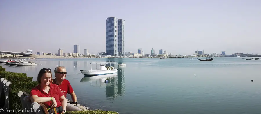 Anne und Lars bei der Corniche nahe der Sheikh Zayed Moschee