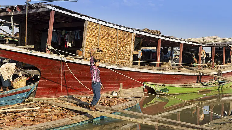 Mit Körben werden die Frachtkähne am Irrawaddy entladen