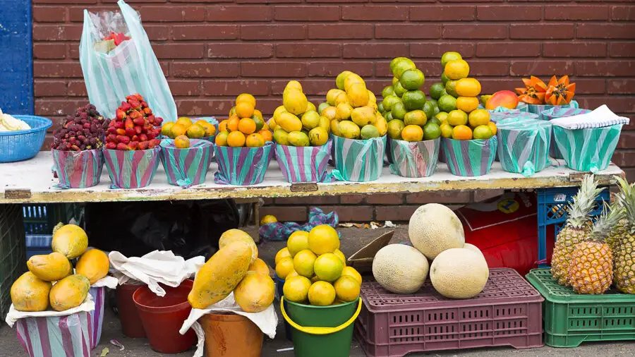 die Marktstände der Bauern außerhalb des Mercado de Paloquemao
