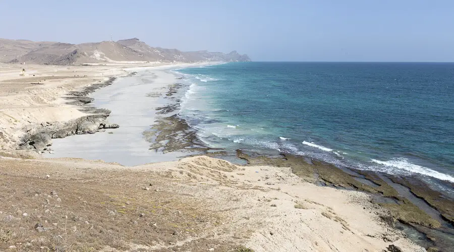 Blick auf den Strand von Mughsail im Oman