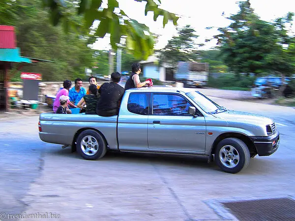 Wasserfest Songkran - Pickup mit Wasserfass