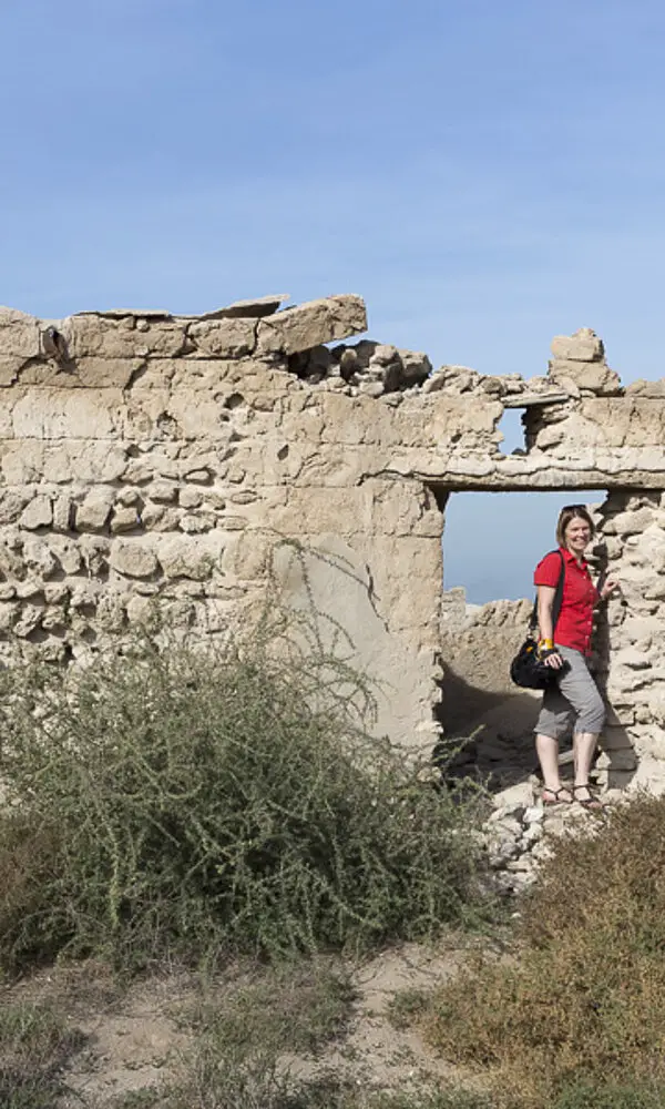 Anne in der Geisterstadt Al Jazirah Al Hamra