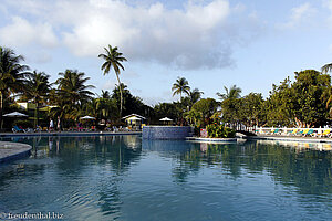 Blick über den Pool zum Jacuzzi