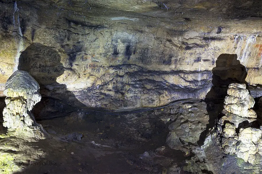 Alte Beschriftungen an den Wänden der Höhle