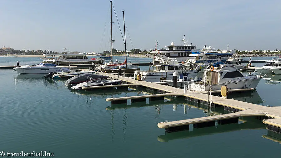 Leere Anlegeplätze der Al Hamra Marina