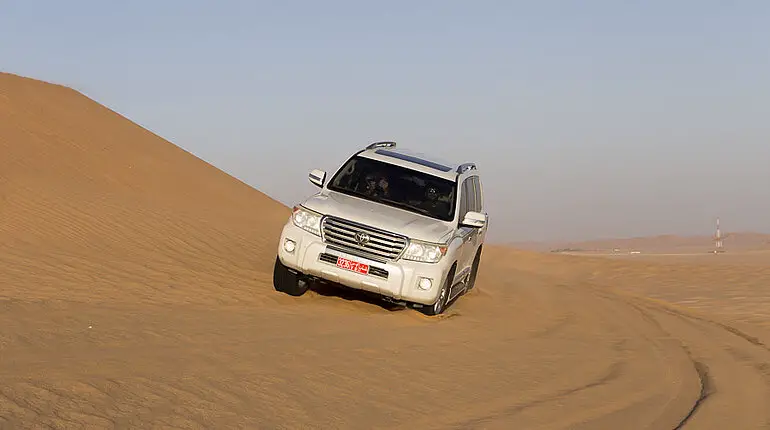 mit dem Allradfahrzeug in die Sanddünen der Rub al-Khali im Oman