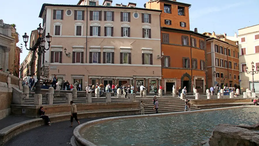 Blick vom Fontana di Trevi zu den nachmittags übervollen Rängen