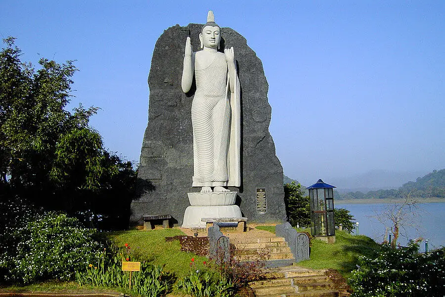 Giritale - Buddha-Statue