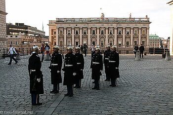 kleine Wachablösung beim Stockholmer Schloss