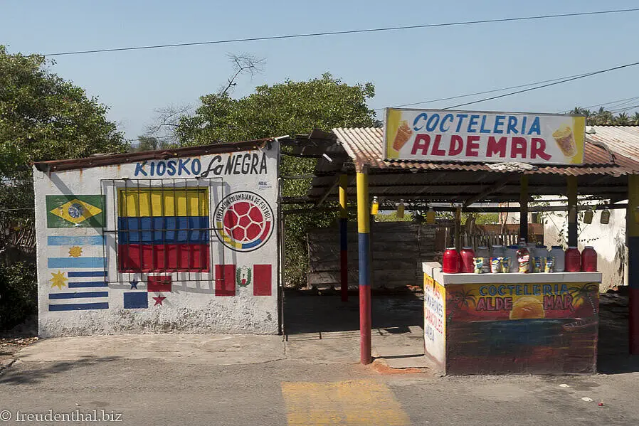 Ein Kiosk bei Santa Marta in Kolumbien.