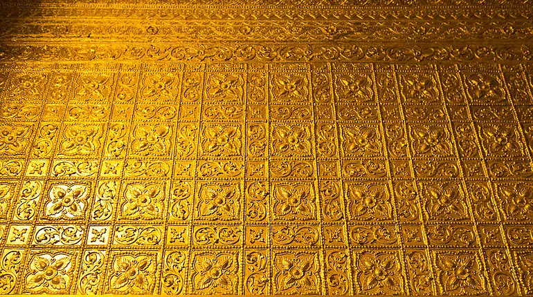Wand im goldenen Labyrinth der Botataung Pagode
