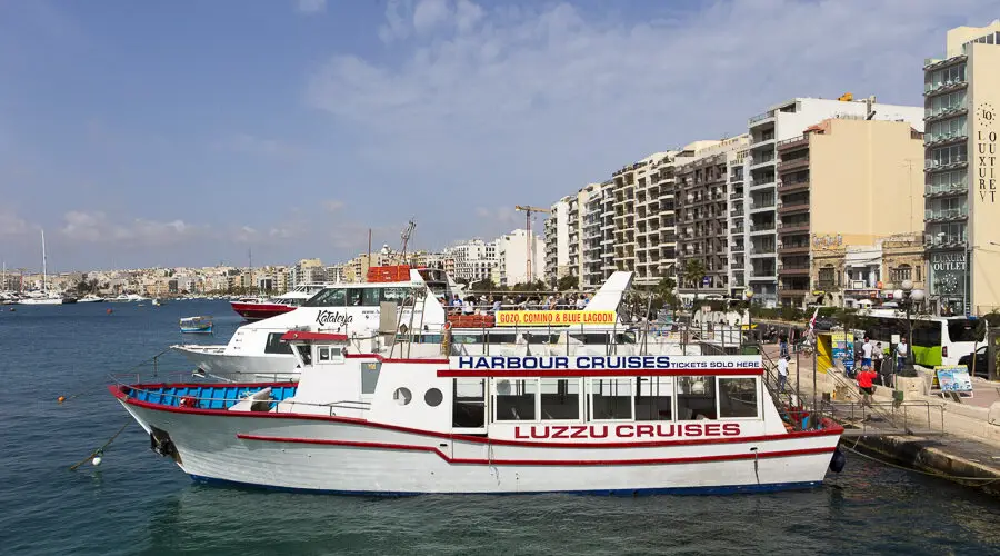 Ausflugsboote an der Hafenpromenade von Sliema