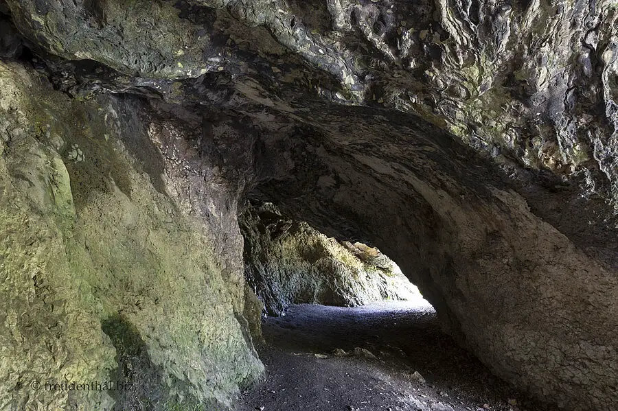 Blick durch die Vogelherdhöhle im Lonetal