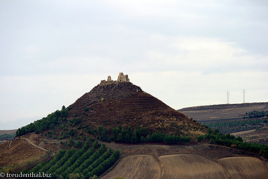 Nuraghe Santa Vittoria auf einem Hügel auf Sardinien