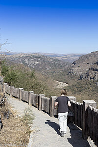 Fußweg zur Itin Cave bei Salalah