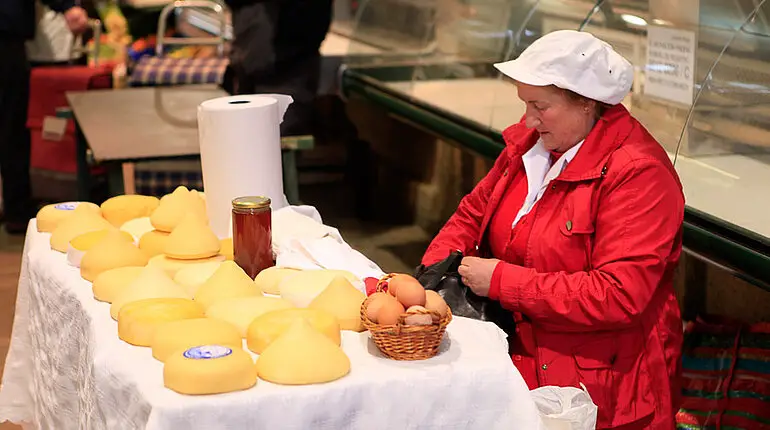 Käseverkäuferin beim Mercado de Abastos