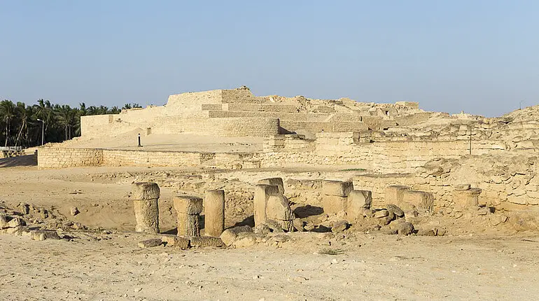 Ruinen einer Moschee in der Ausgrabungsstätte Al Baleed im Oman