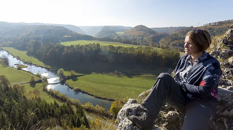 Schwindelerregender Rastplatz auf dem Rabenfelsen